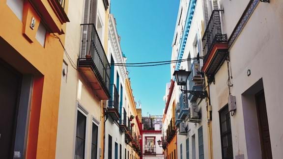 Wander through Seville's Barrio Santa Cruz